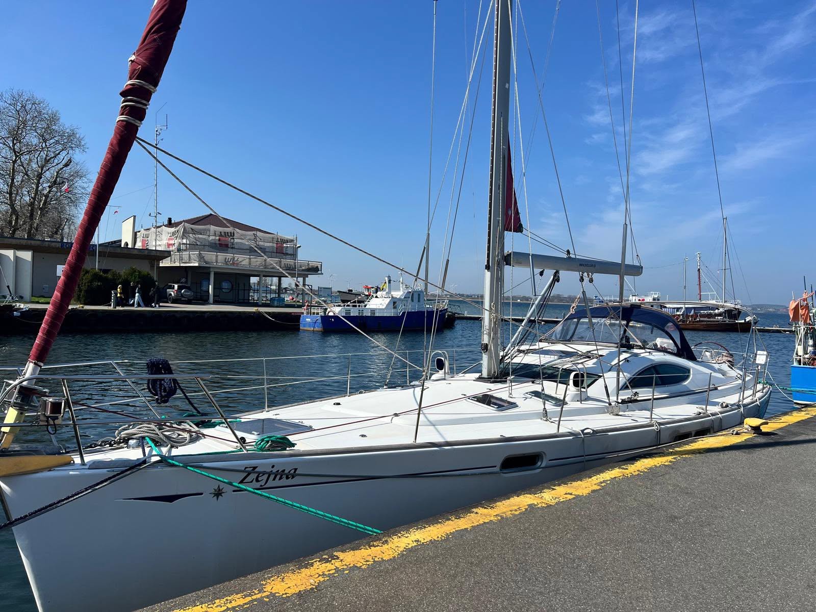 Jacht w marinie nad Zatoką Pucką — port jachtowy